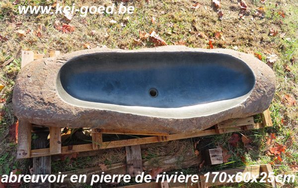 abreuvoir en pierre de rivière