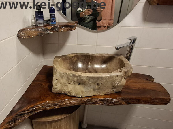 Bij-Vekeman-versteendhouten-wasbak-op-oud-wortelhout