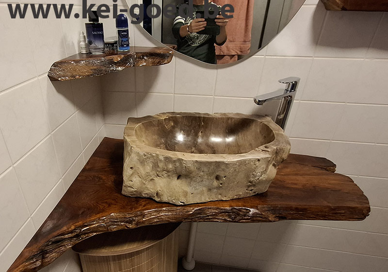 Bij-Vekeman-versteendhouten-wasbak-op-oud-wortelhout