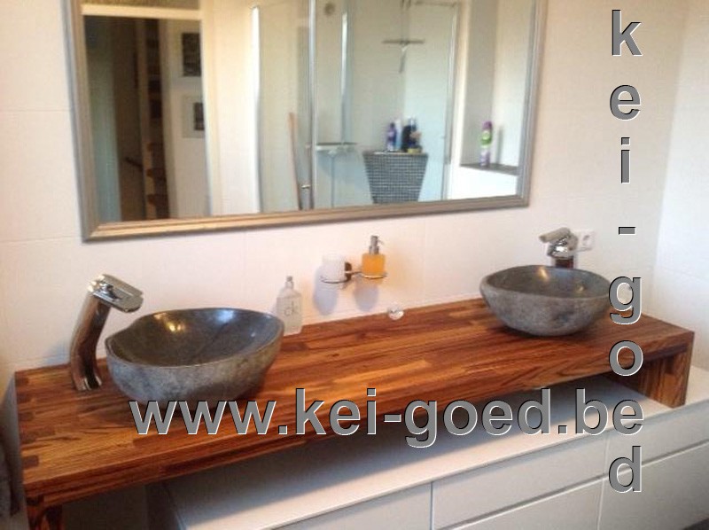 badkamer met rivierstenen waskommen