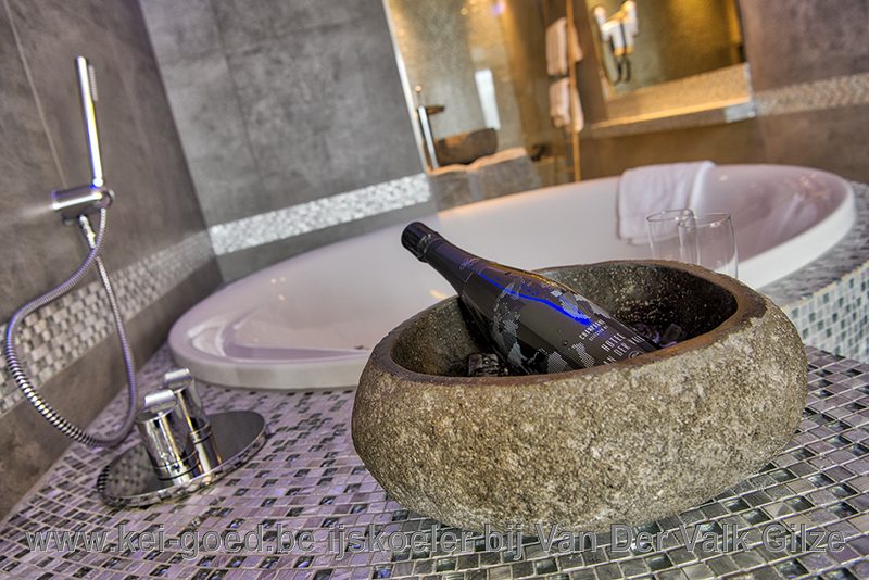 rivierstenen wastafels in de suite bij Van Der Valk - Afbeelding 3