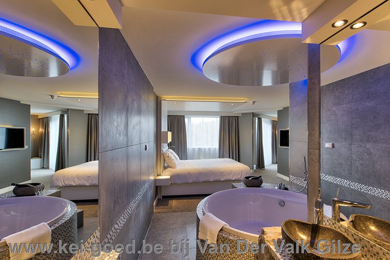 rivierstenen wastafels in de suite