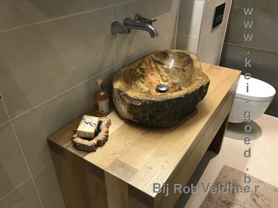 fossiel houten waskom in moderne badkamer