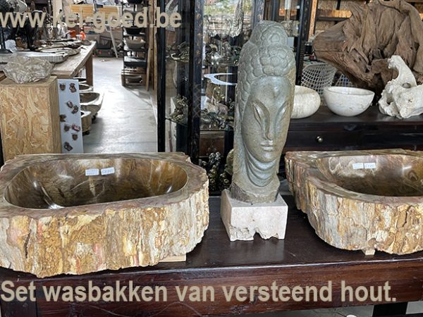 set van versteend houten wasbakken