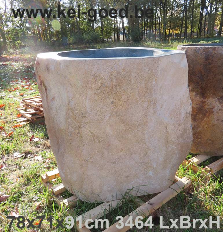 pedestal van riviersteen of fontein zuil van natuursteen