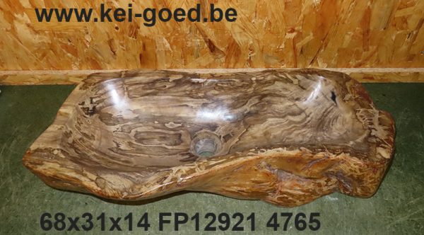 opbouw wastafel van versteend hout