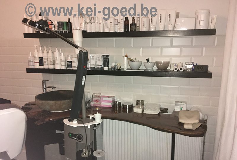 rivierstenen waskom op erosie hout bij ManMan