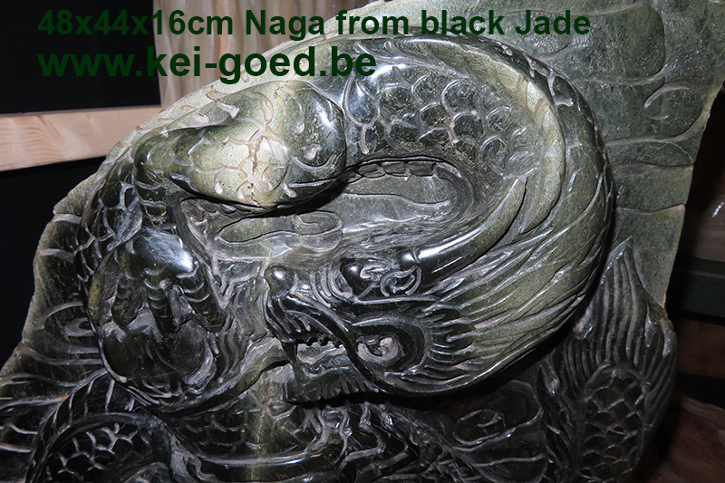 Detail van sculptuur van Naga uit zwarte Jade