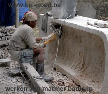 werken aan marmer badkuip