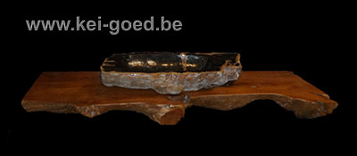 fossiel hout wastafel op erosie houten plaat
