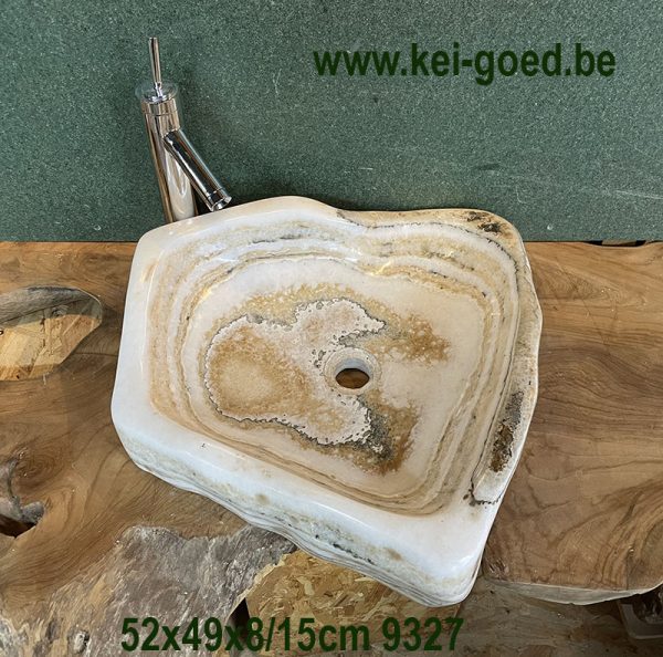 lavabo en marbre Onyx avec couches de terre visibles
