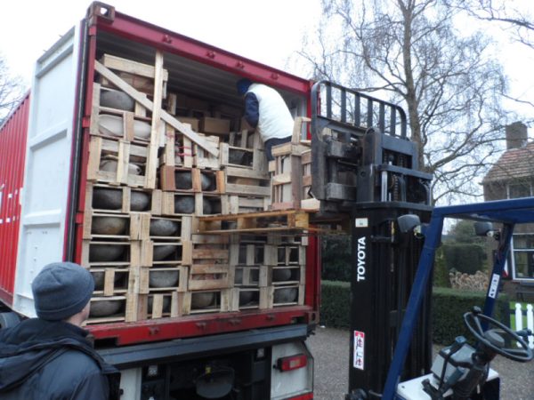 container lossen met natuurstenen wasbakken