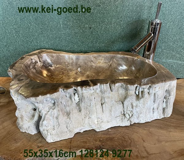 lavabo en bois pétrifié, un matériau unique issu de la nature