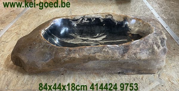 opbouw lavabo van versteend hout