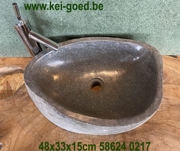 lavabo poli à partir d'une pierre de rivière