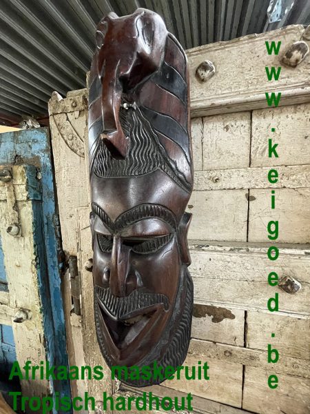 Afrikaans masker van tropisch hout. Handwerk