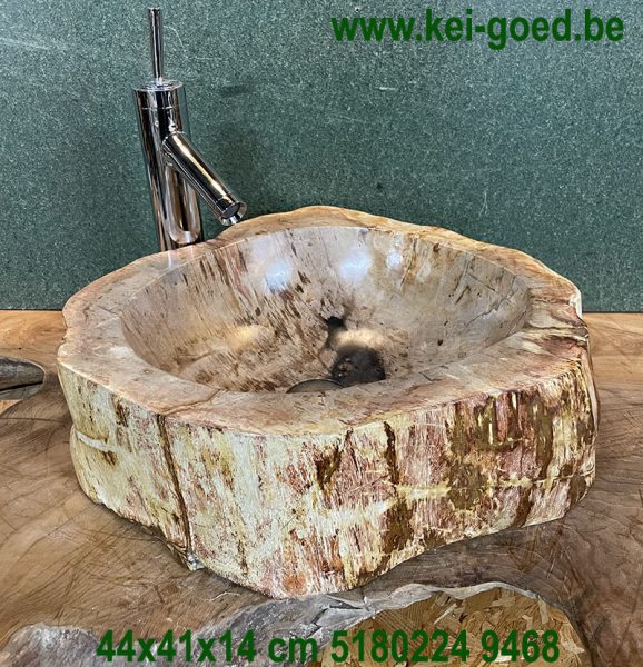 Wastafel beige van versteend hout