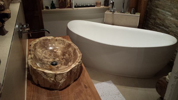 luxe wasbak van versteend hout in de badkamer