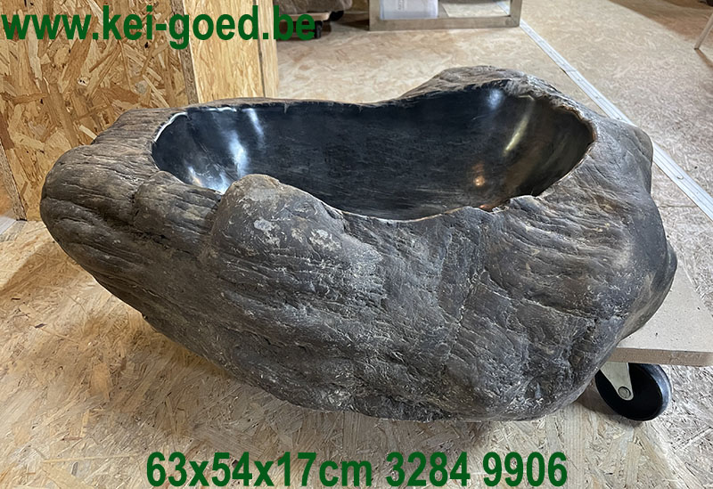 Zwart wasbak van versteend hout