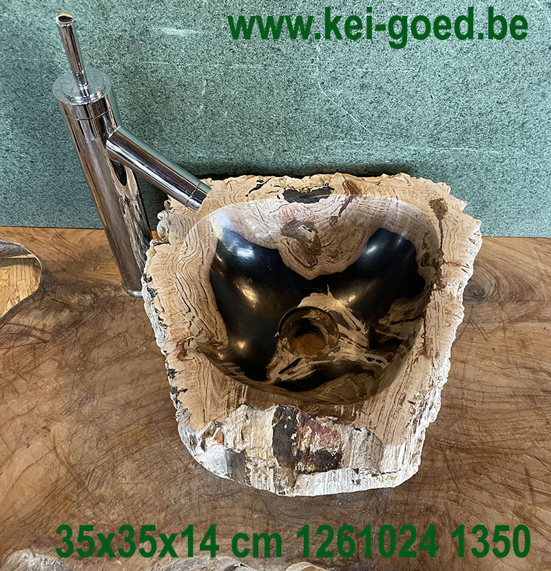 Lavabo en bois pétrifié noir et beige.