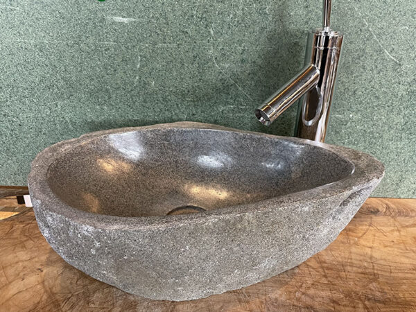 Waskom vakkundig gepolijst van riviersteen