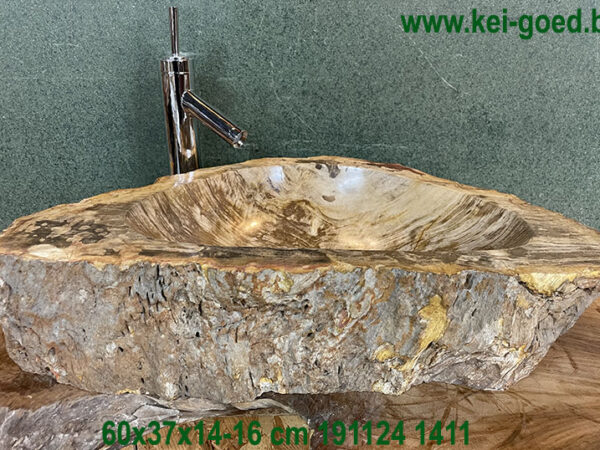 Versteend houten waskom natuurlijk schoon