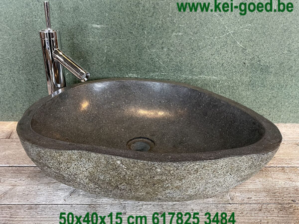 De badkamer met rivierstenen wastafel