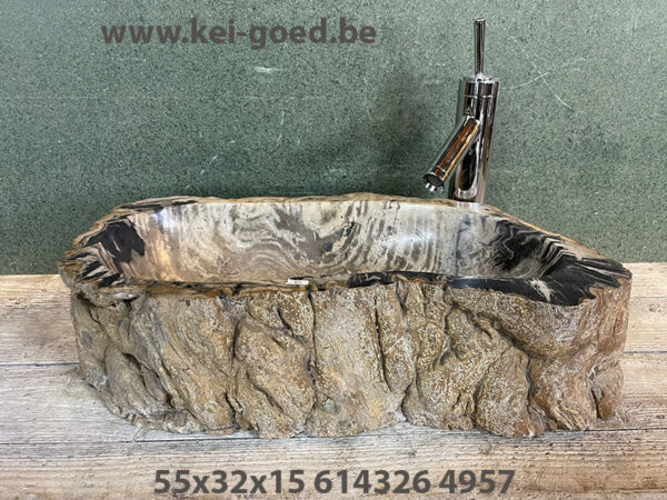 Zwart en beige wastafel van versteend hout