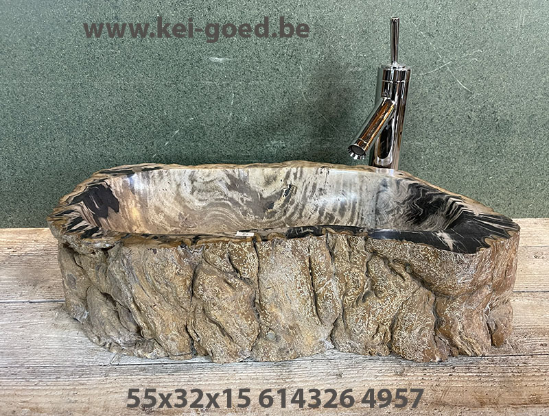 Zwart en beige wastafel van versteend hout