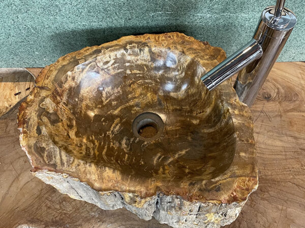 Opbouw wasbak van versteend hout