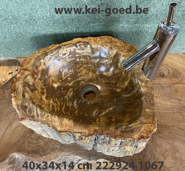 Opbouw wasbak van versteend hout