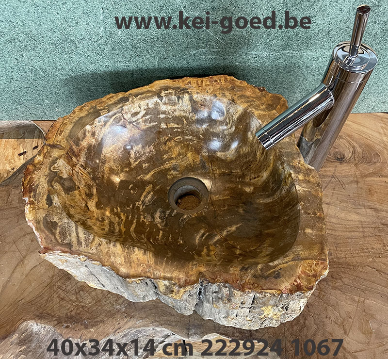 Opbouw wasbak van versteend hout