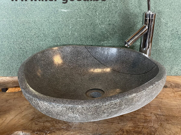 Wasbak van een granietsoort riviersteen