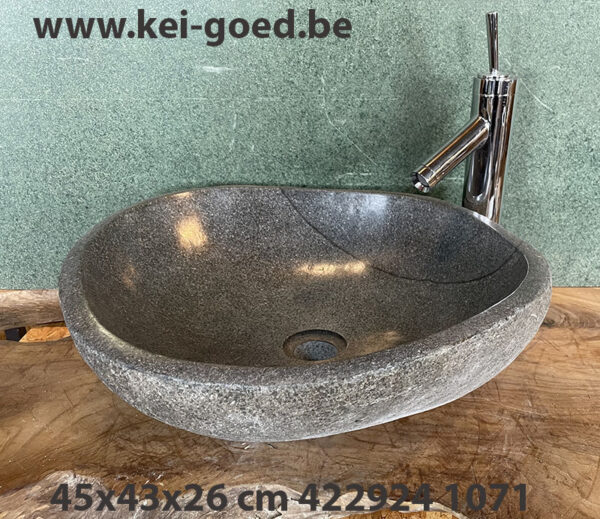 Wasbak van een granietsoort riviersteen
