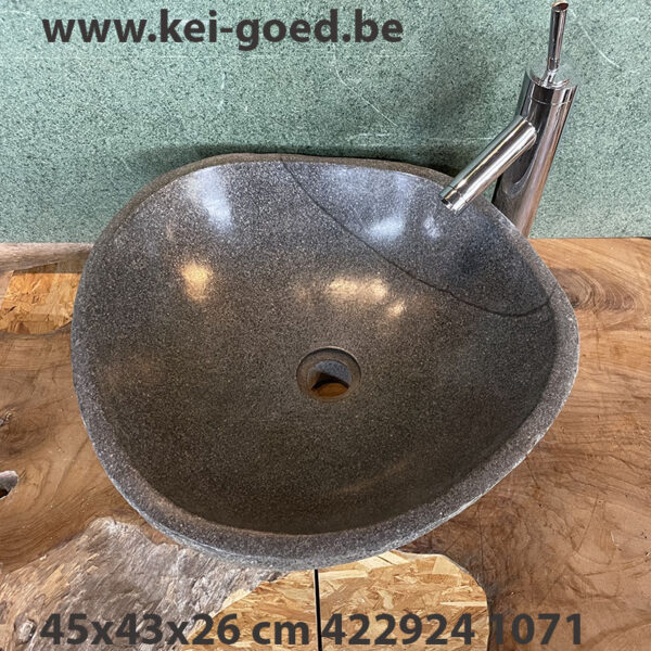 Wastafel van een granietsoort riviersteen