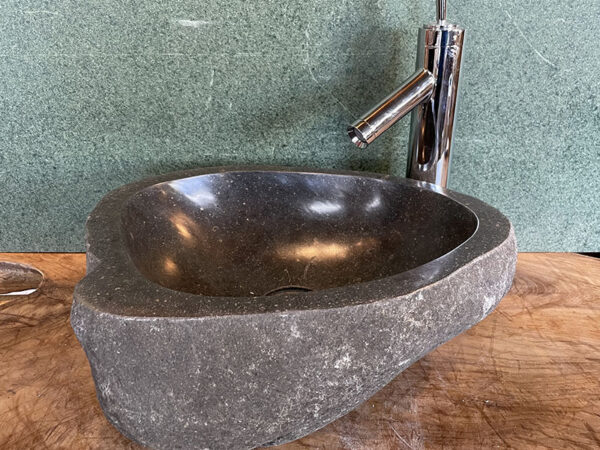 Lavabo van natuursteen in de badkamer