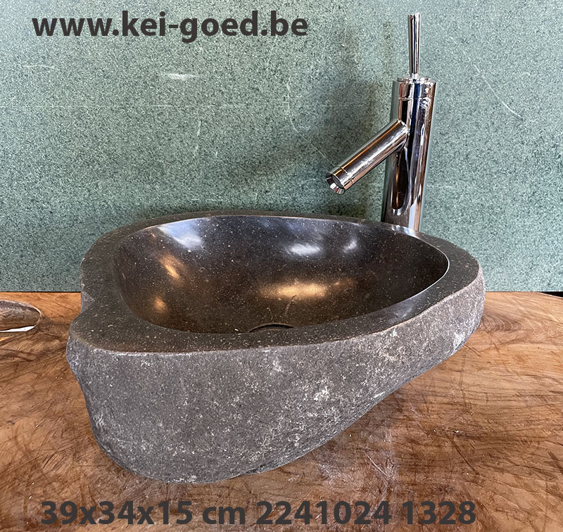 Lavabo van natuursteen in de badkamer