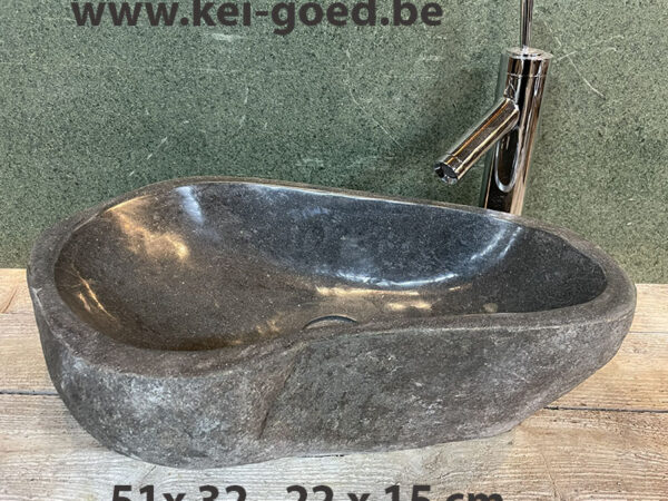 Natuurstenen fontein van riviersteen